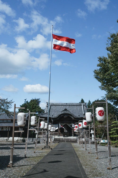 祭の旗と提灯が並ぶ岐阜県大垣市青墓の白髭神社の写真