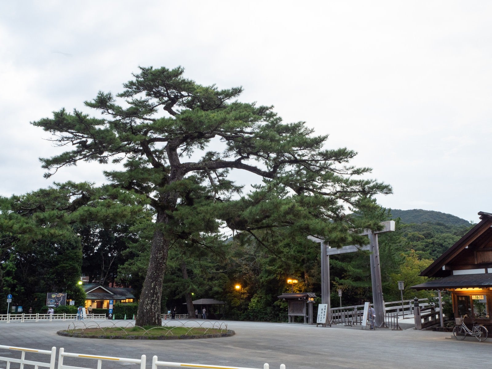 「宇治橋鳥居前の広場」の写真