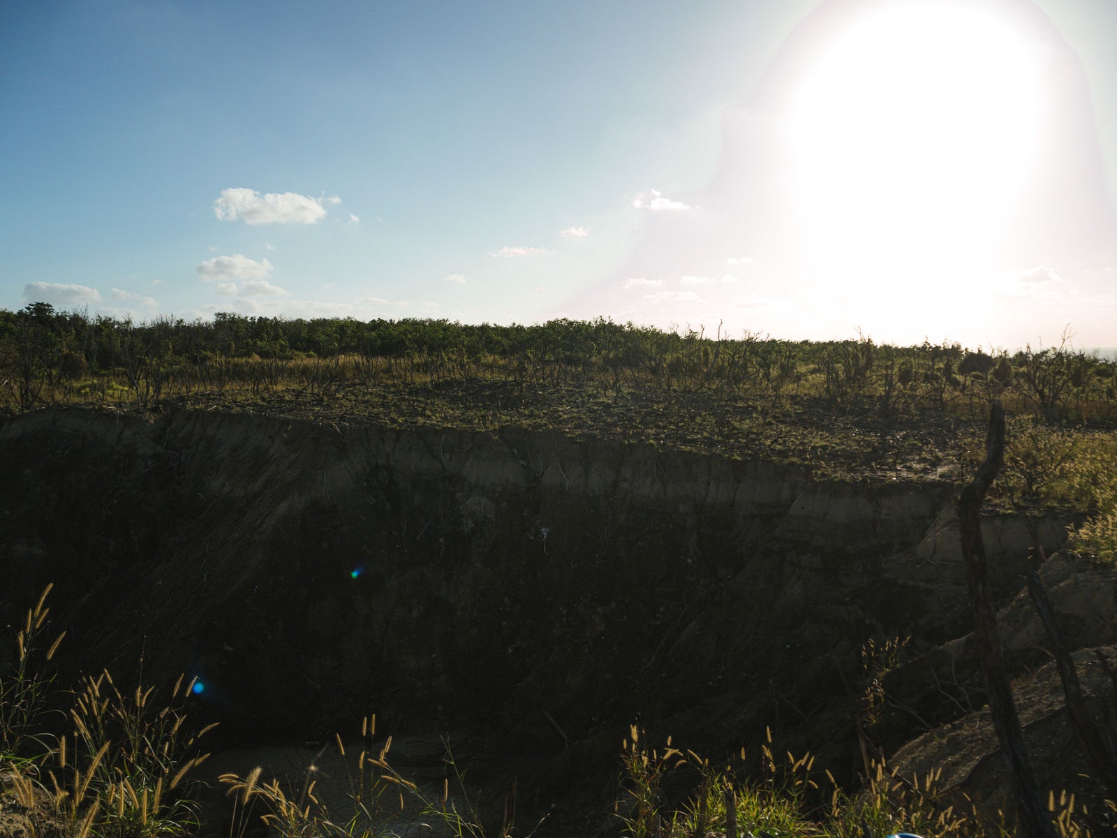 「米軍の軍需品廃棄場だった硫黄島旧噴火口（ミリオンダラーホール）」の写真