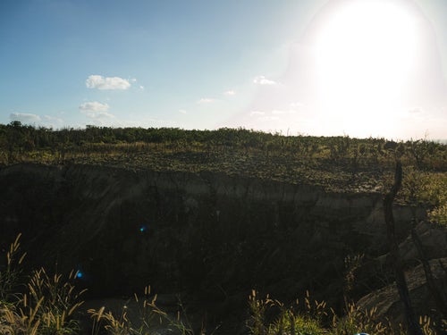 米軍の軍需品廃棄場だった硫黄島旧噴火口（ミリオンダラーホール）の写真