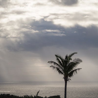 硫黄島から見えた黒い雲から海へと降りる天使の梯子の写真