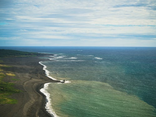 摺鉢山から望む上陸海岸（二ツ根浜（手前）と翁浜（奥））の写真