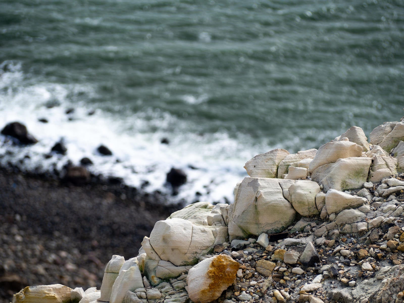 「摺鉢山から観る崖の白いゴツゴツした岩」の写真