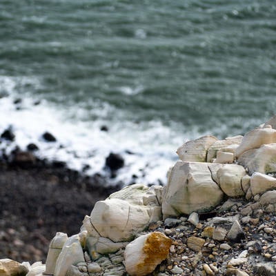 摺鉢山から観る崖の白いゴツゴツした岩の写真