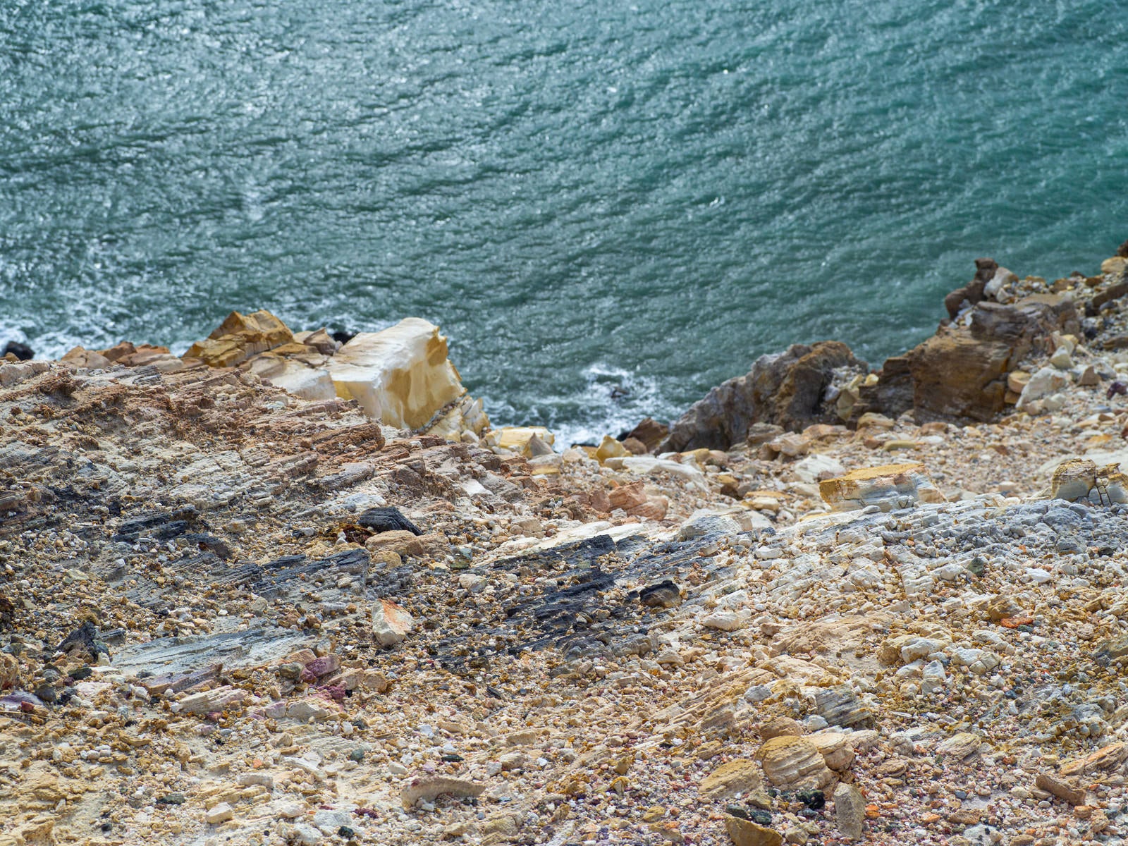 「摺鉢山から見下ろす崖」の写真