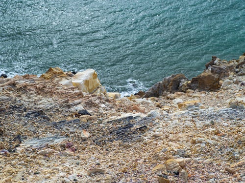 摺鉢山から見下ろす崖の写真