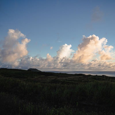 摺鉢山と千鳥ヶ浜の向うに見える夕陽に輝く雲の写真