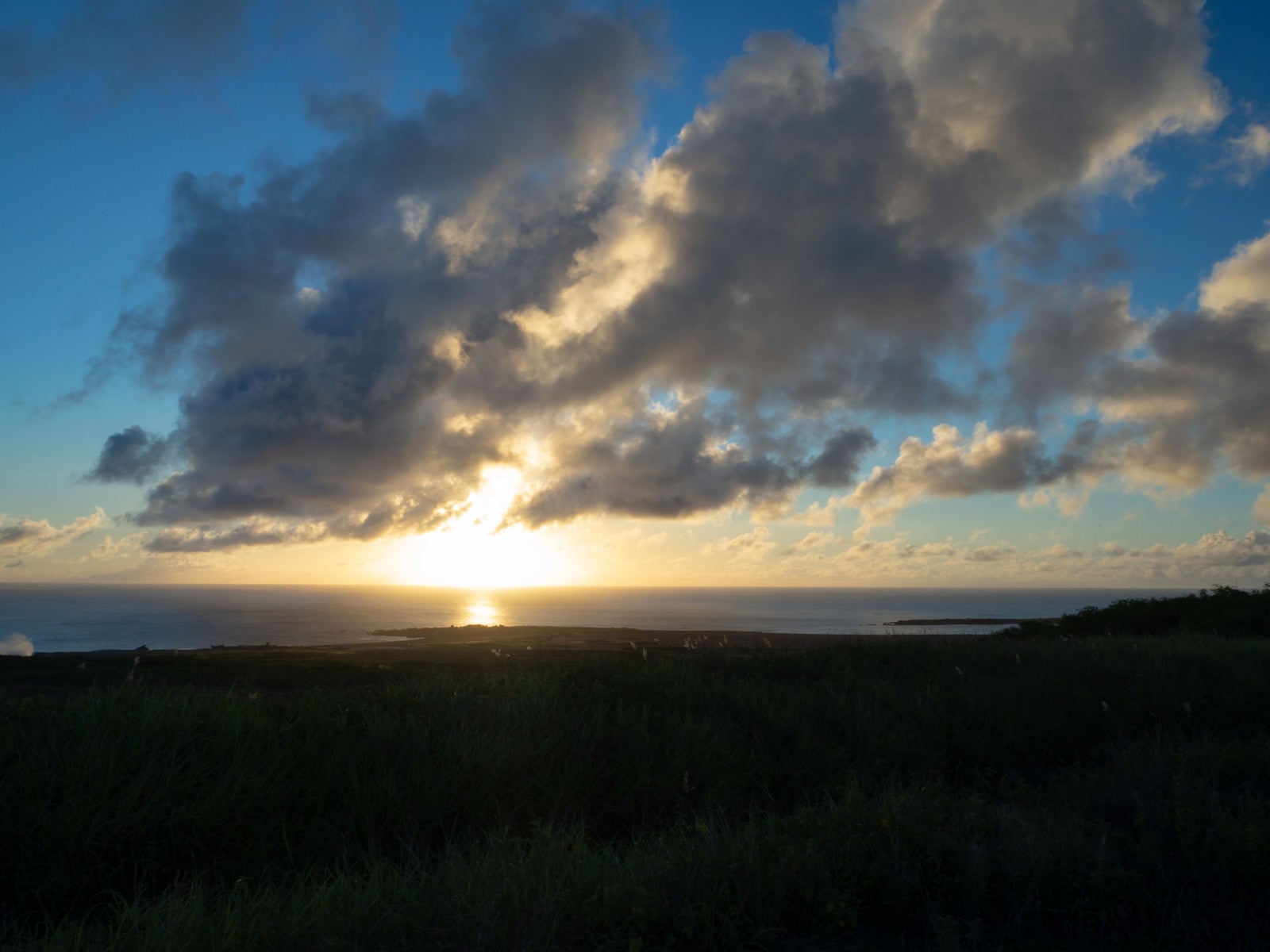 「南の海に沈む太陽と釜岩に向かって海面に伸びる太陽の道」の写真