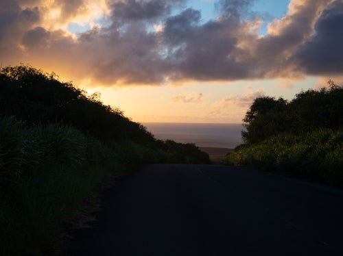 夕暮れの釜岩へと通じる道の写真