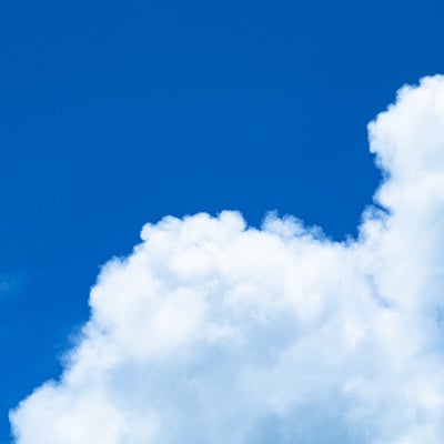 大きな白い雲が浮かぶ夏の空の写真