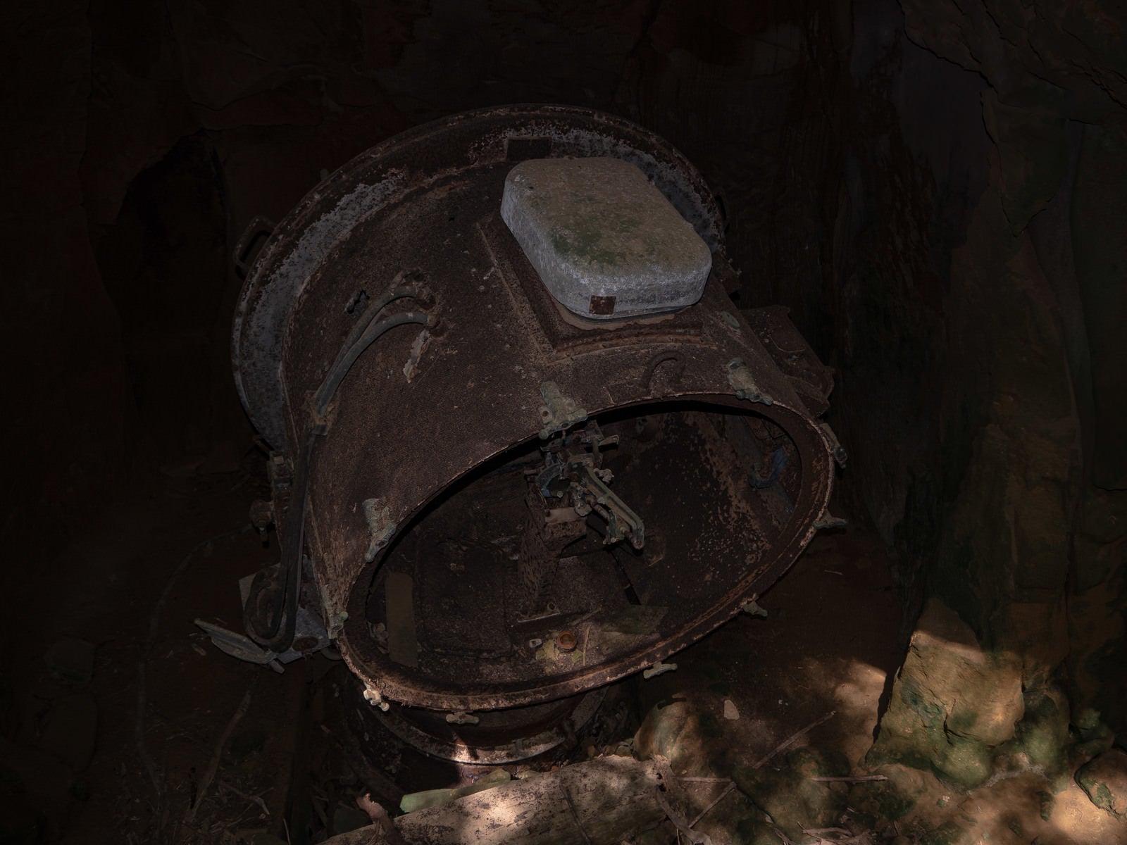 「ローソク岩側近くの壕内に残る探照灯」の写真