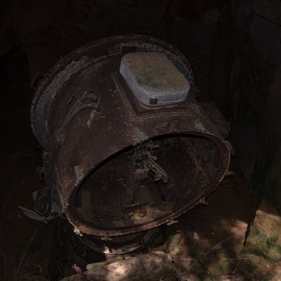 ローソク岩側近くの壕内に残る探照灯の写真