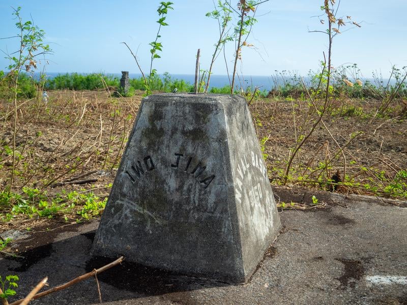 硫黄島に残る米軍基地「NAVAL BASE 3150」の遺構の写真