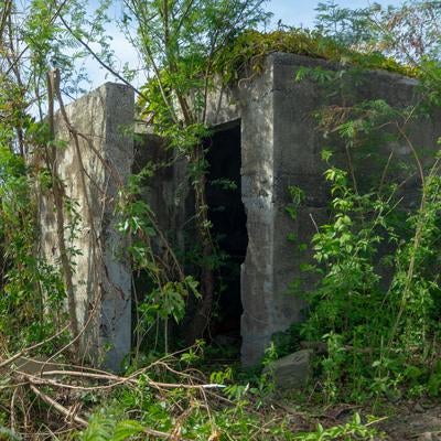 米海軍標識近くのコンクリート建造物入り口の様子の写真