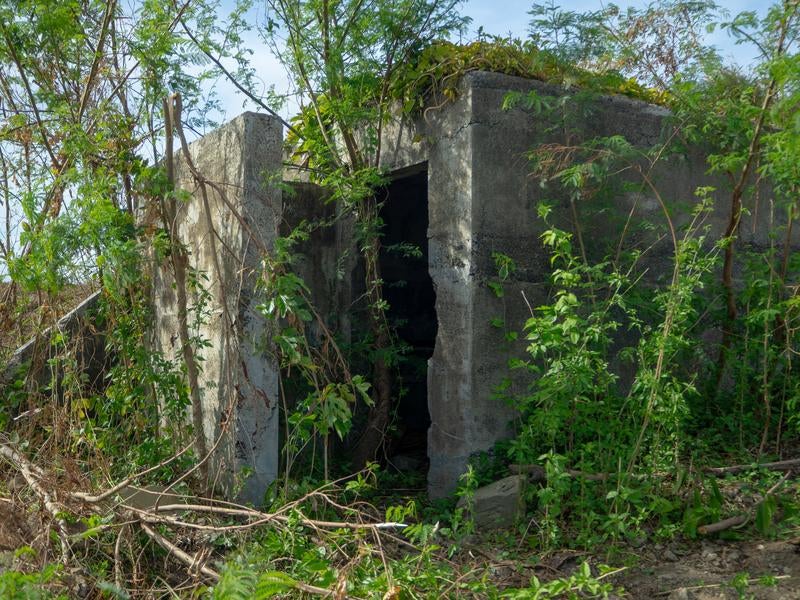 米海軍標識近くのコンクリート建造物入り口の様子の写真
