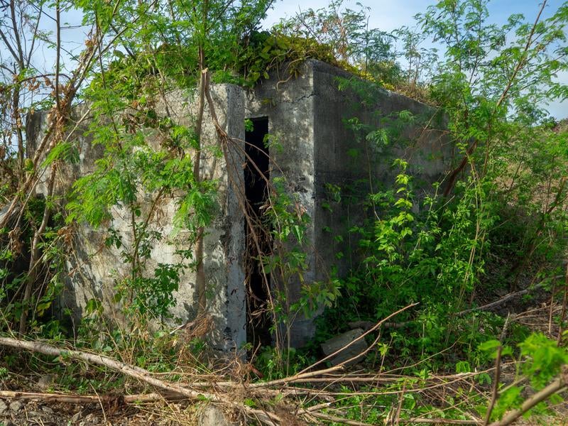 目隠しのように壁が建つコンクリート建造物の写真
