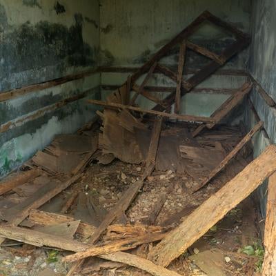 木片がバラバラと散らばるコンクリート建造物内部の素材