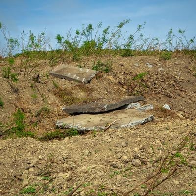 荒廃した土地に散乱するコンクリート片の素材