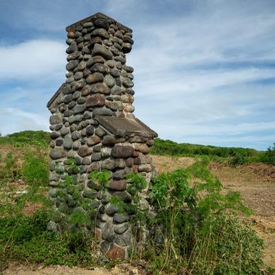 荒野に佇む戦後米軍施設の遺構の素材