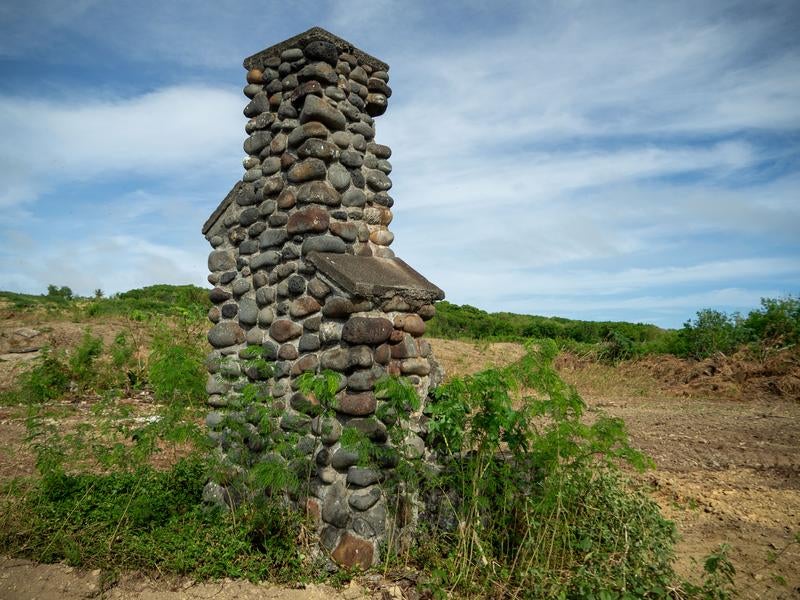 荒野に佇む戦後米軍施設の遺構の写真