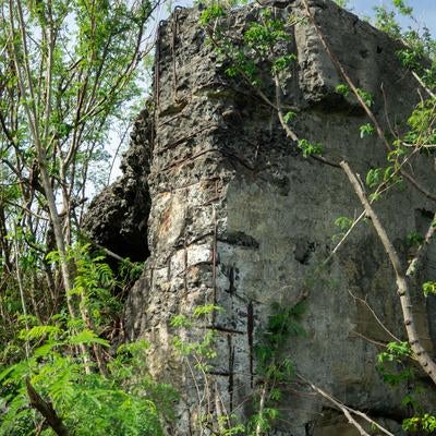 破壊され鉄筋が露わになった海軍南地区砲台群砲台跡の素材