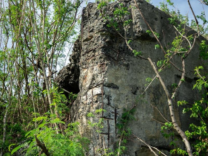 破壊され鉄筋が露わになった海軍南地区砲台群砲台跡の写真