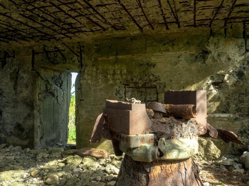 海軍南地区砲台群の破壊された砲台跡に差し込む日の光の写真
