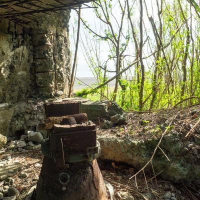 海軍南地区砲台群の瓦礫が散らばる砲台内部の素材