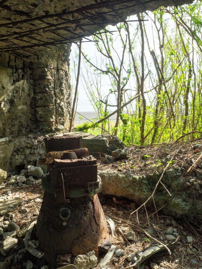 海軍南地区砲台群の瓦礫が散らばる砲台内部の写真