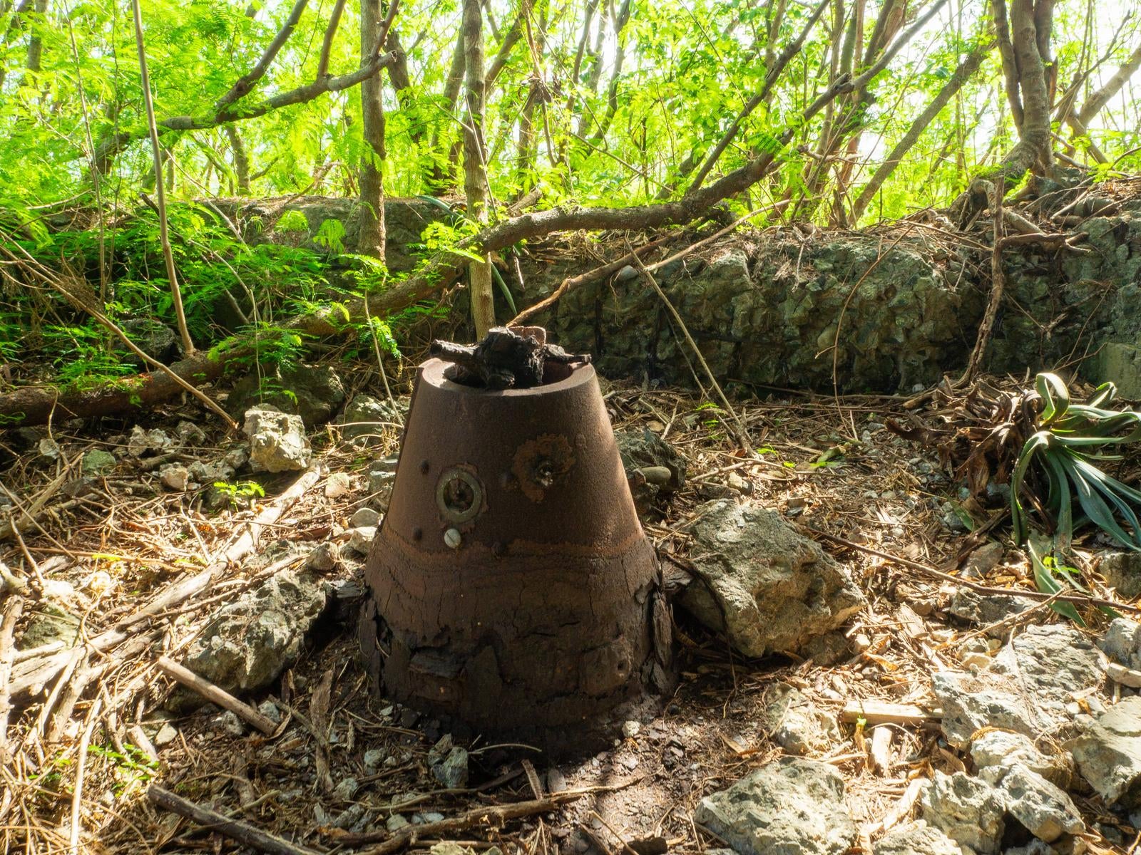 「海軍南地区砲台群砲台跡内部に瓦礫と共に残る砲座」の写真