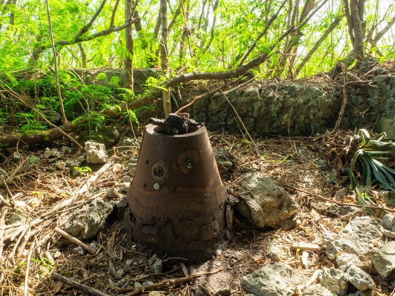 海軍南地区砲台群砲台跡内部に瓦礫と共に残る砲座の写真