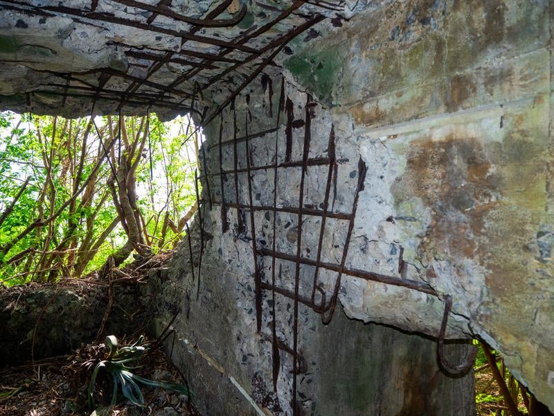鉄筋がむき出しの海軍南地区砲台群砲台跡内部の写真