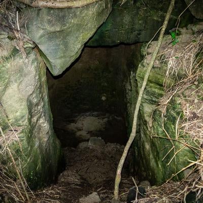 戦時中の痕跡を残す第１中隊壕東側壕口付近の壕内部の素材
