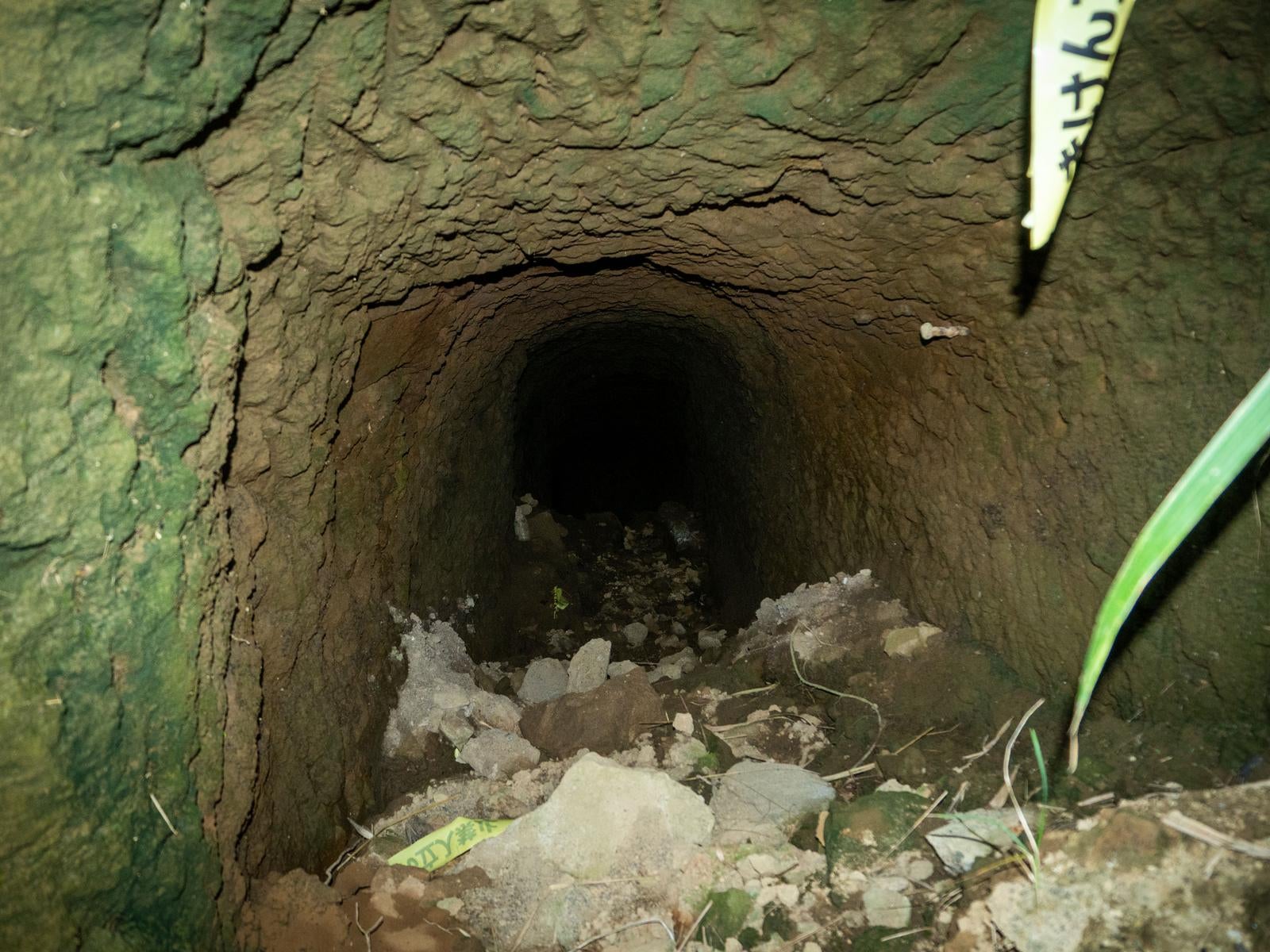 「崩れた土砂が散乱する第１中隊壕の内部」の写真