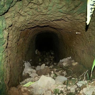 崩れた土砂が散乱する第１中隊壕の内部の写真