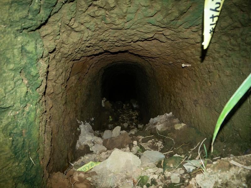 崩れた土砂が散乱する第１中隊壕の内部の写真