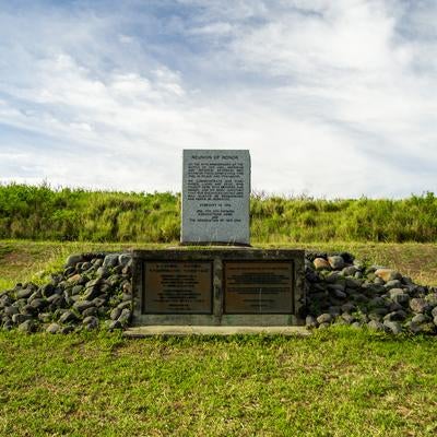 硫黄島に設置された再会記念碑の写真