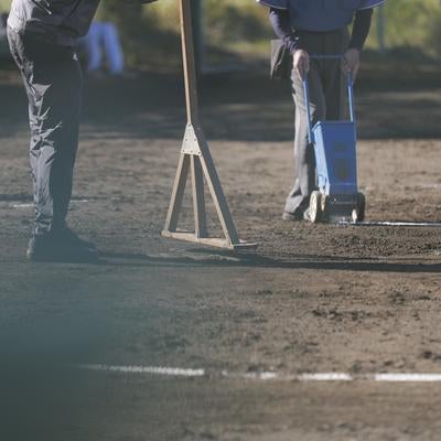 トンボを使ったグラウンド整備作業の写真