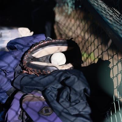 キャッチャーミットと白球の写真