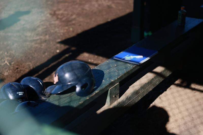 野球のヘルメットとグローブの写真