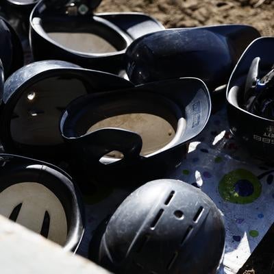 練習後の野球ヘルメットが置かれた様子の写真