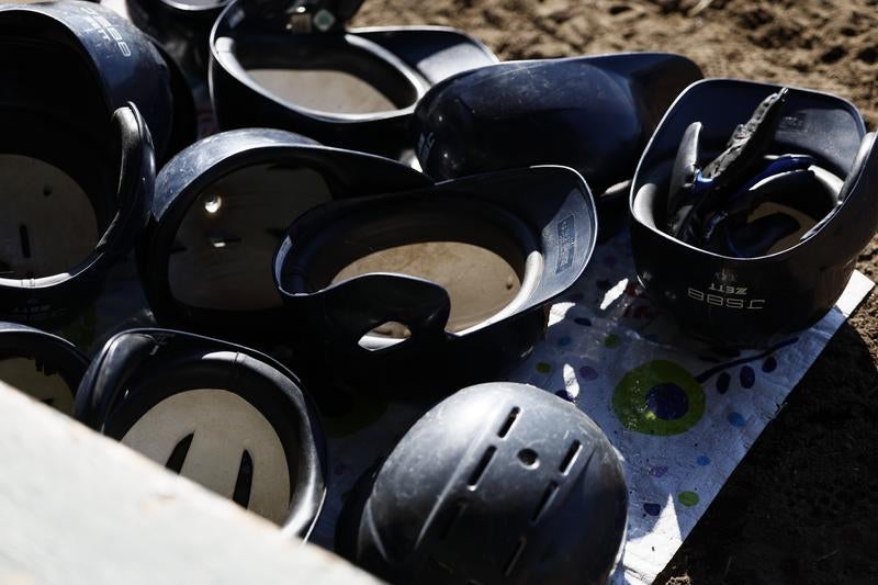 練習後の野球ヘルメットが置かれた様子の写真