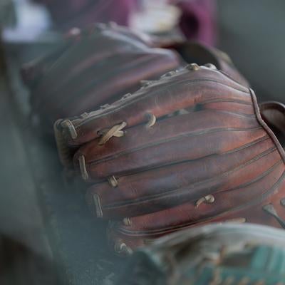 使い込まれた茶色の野球グローブの写真