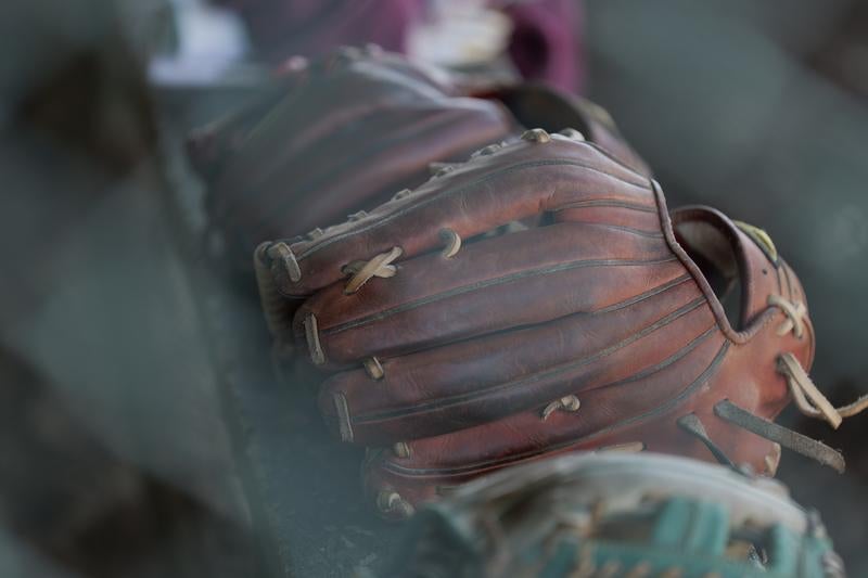 使い込まれた茶色の野球グローブの写真