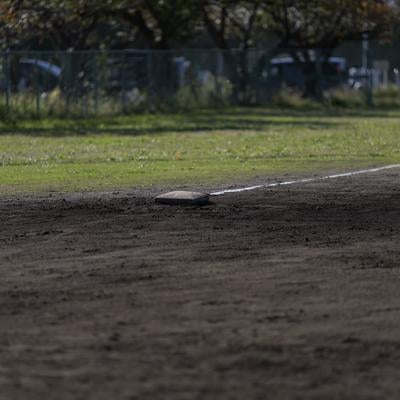 グラウンドに設置された野球のホームベースの写真