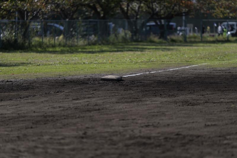 グラウンドに設置された野球のホームベースの写真