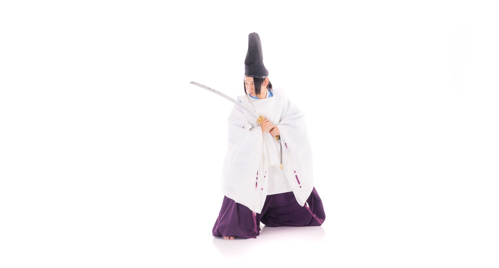 「日本刀を構える陰陽師の男性」の写真［モデル：まーこ］