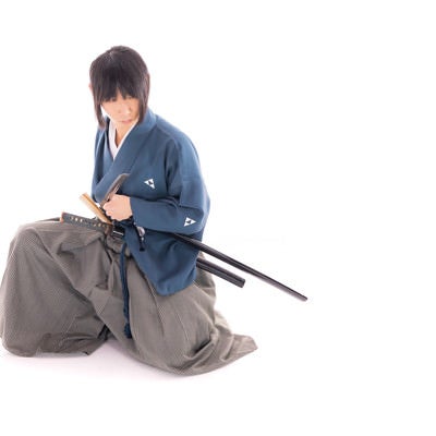 座位での納刀をする侍男性の写真