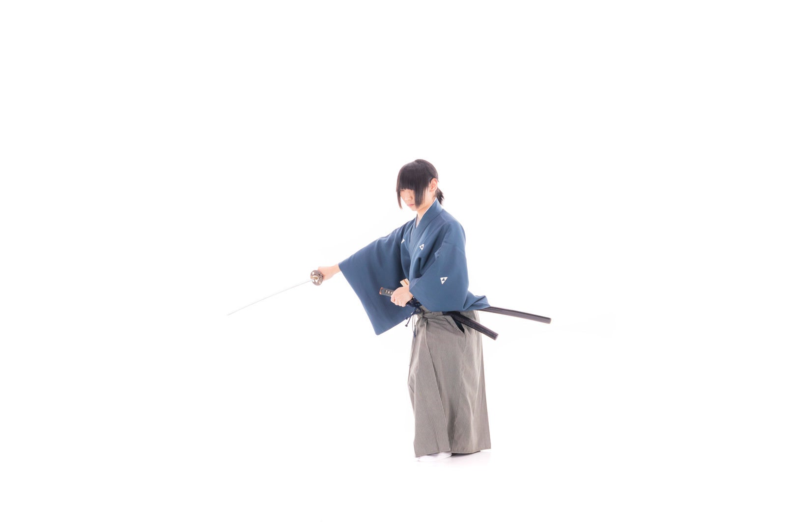 「刀をはらう剣士」の写真［モデル：まーこ］