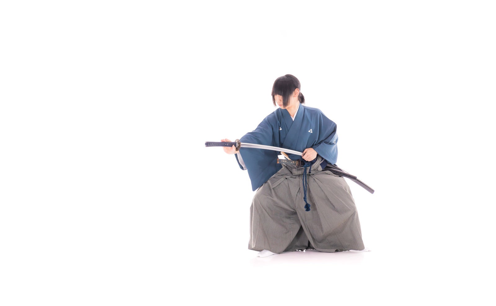 「納刀する袴姿の侍」の写真［モデル：まーこ］
